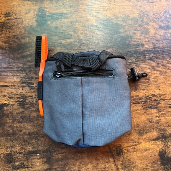 E9 Climbing/Bouldering Chalk Bag w/ Adjustable Strap & Chalk Brush | Navy/Black - Picture 3 of 10